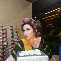 Penyanyi bersuara khas ini tampil totalitas dengan gaya “ibu warung” yang autentik. [@mahaliniraharja].