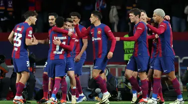 Gelandang Barcelona, Fermin Lopez (keempat kiri) merayakan gol pembuka saat pertandingan sepak bola leg kedua babak 16 besar Liga Champions melawan Napoli di Estadi Olimpic Lluis Companys, 12 Maret 2024. (LLUIS GENE/AFP)