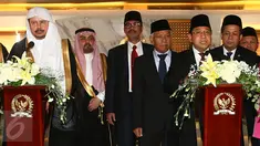 Ketua DPR Setya Novanto dan Ketua Majelis Syuro Arab Saudi Syeikh Abdullah bin Muhammad bin Ibrahim Al-Syeikh menggelar konferensi pers di Komplek Parlemen Senayan, Jakarta, Kamis (16/2). (Liputan6.com/Johan Tallo)