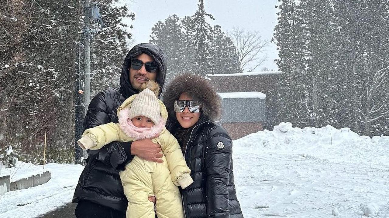 Cute! Foto-foto Terbaru Baby Maryam Anak Aisyahrani Kini Menginjak 1,5 Tahun, Ekspresinya Gemesin Banget saat Asyik Main Salju