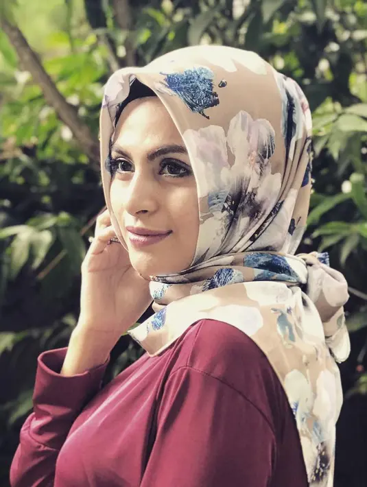 Jelang Ramadan, Asha Syara tampil berbeda. Ia mengaku baru saja memutuskan untuk berhijab. Keputusan berhijab didapat saat mengikuti sebuah kajian. (Instagram/ashasyara)