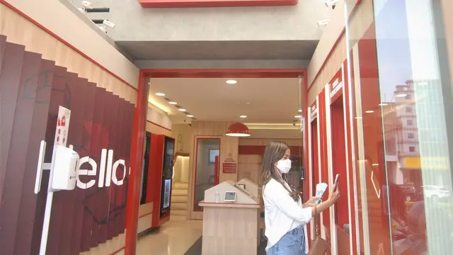 Nasabah melakukan setoran tunai tanpa kartu menggunakan OCTO Mobile di mesin Tarik Setor Tunai yang tersedia di Digital Lounge at Home CIMB Niaga, Kemang, Jakarta Selatan, Kamis (20/5/2021). (Dok CIMB Niaga)