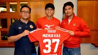 Muchlis Hadi Ning Syaifulloh saat diperkenalkan sebagai pemain baru Semen Padang di putaran kedua Liga 1 2017. (Bola.com/Arya Sikumbang)