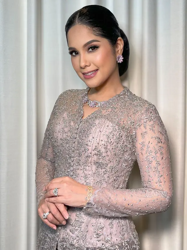 Deretan Gaya Public Figure Pakai Kebaya Kartini di Hari Kartini 2024, Luna Maya hingga Jennifer Bachdim