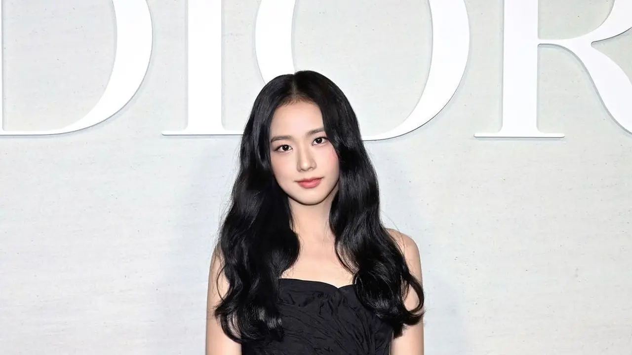 Jisoo BLACKPINK Tampil Elegan Pakai Mini Dress Hitam di Dior Paris Fashion Week Show