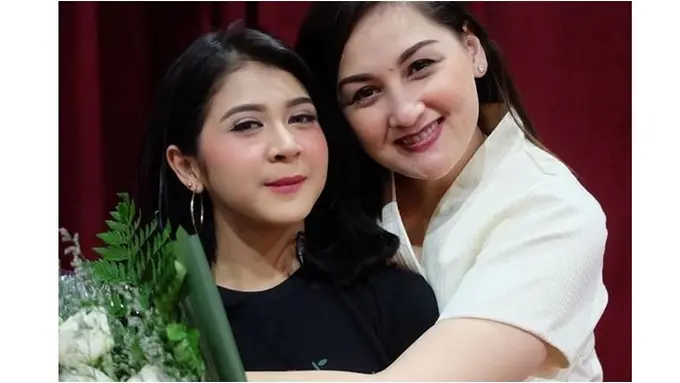 Banyak warganet yang menyebut kalau wajah keduanya mirip.