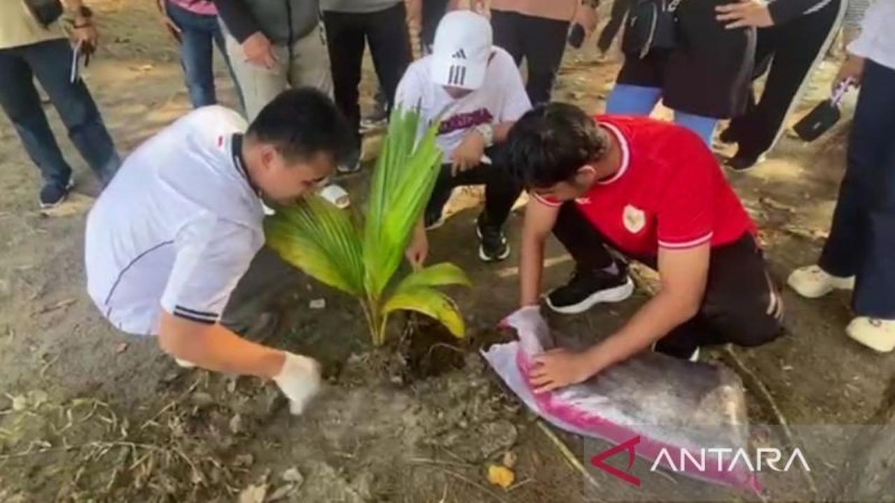 Gotong Royong Pemkot Bengkulu Perkuat Komitmen Penghijauan dan Kebersihan Pantai Wisata