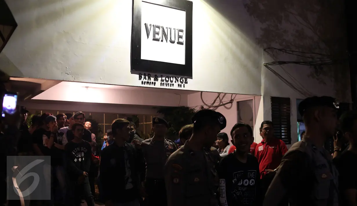 Polda Metro Jaya dan BNN menggelar razia narkotika di tempat hiburan malam di Kemang, Jakarta, Kamis (29/12). Menjelang Tahun Baru 2017, razia gabungan ini digelar dalam rangka cipta kondisi menghindari penyalahgunaan narkoba. (Liputan6.com/Johan Tallo)