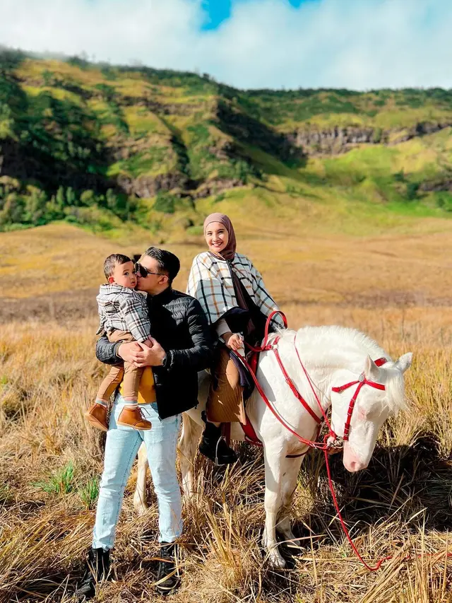 Zaskia Sungkar dan keluarga ke Bromo (Instagram/zaskiasungkar15)