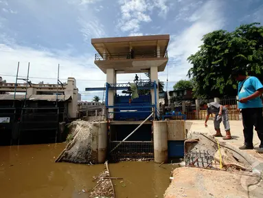 Pekerja menyelesaikan pembangunan pintu pompa air Manggarai yang memasuki tahap akhir, Jakarta, Senin (29/12/2014). (Liputan6.com/Faizal Fanani)