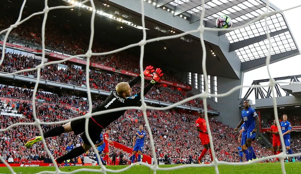 Tendangan keras pemain Liverpool, Adam Lallana, berbuah gol ketiga ke gawang Leicester City dalam laga Premier League di Stadion Anfield, Sabtu (10/9/2016). (Reuters/Darren Staples)