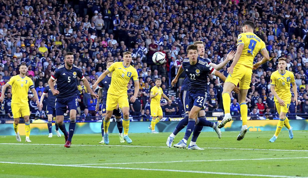 Pemain Ukraina Roman Yaremchuk (kanan) mencetak gol ke gawang Skotlandia pada pertandingan play-off kualifikasi Piala Dunia 2022 di Hampden Park Stadium, Glasgow, Skotlandia, 1 Juni 2022. Ukraina menang 3-1. (Andrew Milligan/PA via AP)