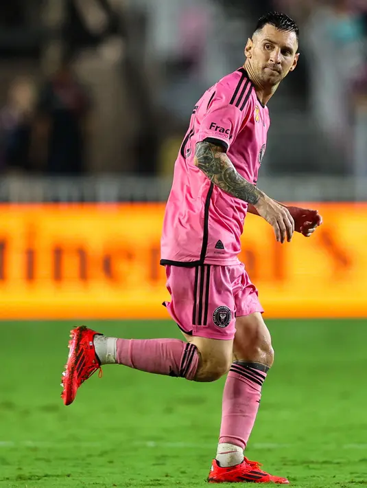 Lionel Messi mengukir brace atau dua gol dan satu assist sekaligus menjadi pahlawan kemenangan klubnya, Inter Miami. (Chris ARJOON/AFP)