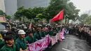 Mahasiswa dari Universitas Muhammadiyah Prof. DR. HAMKA (Uhamka) diadang petugas kepolisian di jalan Sudirman, Jakarta, saat akan berunjuk rasa di kawasan Bundaran Hotel Indonesia, Senin (15/6/2026). (merdeka.com/Arie Basuki)