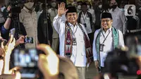 Ketua Umum Partai Gerindra Prabowo Subianto (kiri) bersama Ketua Umum Partai Kebangkitan Bangsa (KPB) Muhaimin Iskandar atau Cak Imin saat konferensi pers bersama serta mendaftarkan partai politiknya sebagai calon peserta Pemilu 2024 di Kantor KPU, Jakarta, Senin (8/8/2022). Pada hari kedelapan ini, Partai Gerindra dan PKB kompak bersama mendaftarkan sebagai calon peserta Pemilu 2024. (Liputan6.com/Johan Tallo)