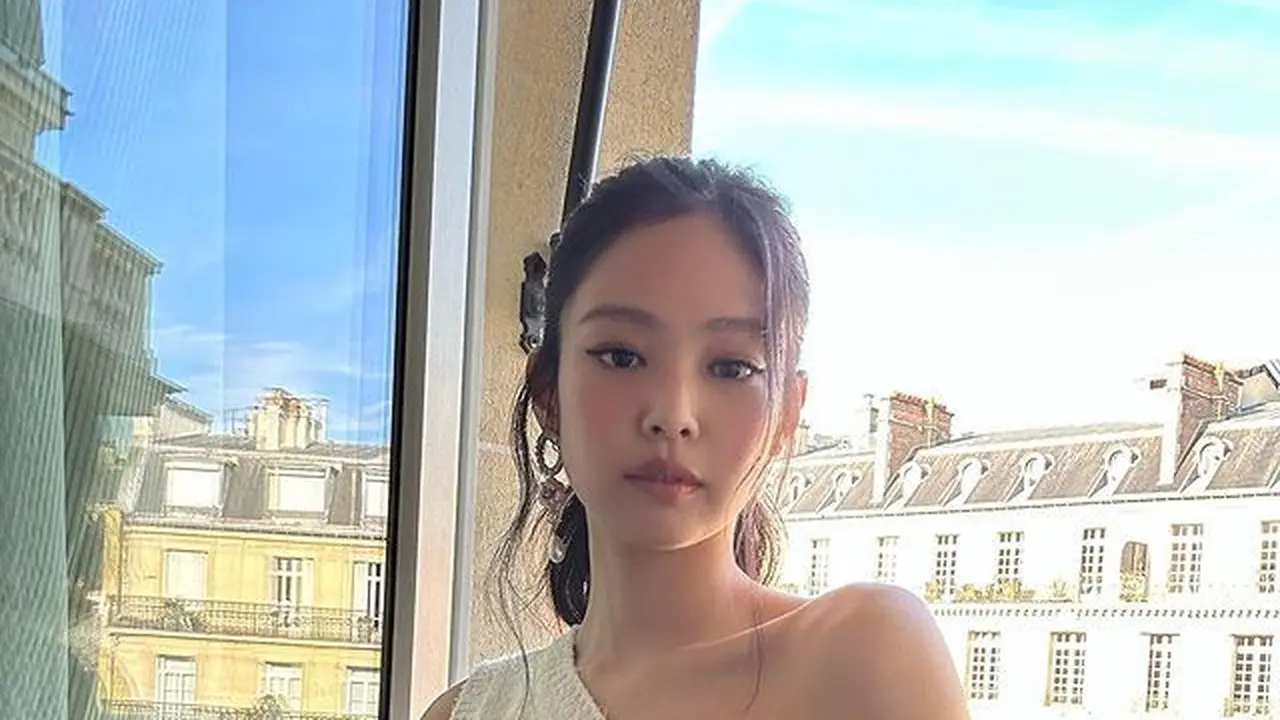 Potret Jennie BLACKPINK Tampil Memukau di Paris Fashion Week, Duduk Sebelahan dengan Kristen Stewart