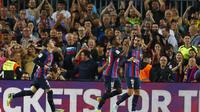 Penyerang Barcelona, Ansu Fati (tengah) berselebrasi dengan rekan setimnya usai mencetak gol ke gawang Villareal pada pertandingan lanjutan La Liga Spanyol di stadion Camp Nou di Barcelona, Spanyol, Jumat (21/10/2022). Barcelona menang atas Villareal 3-0. (AP Photo/Joan Monfort)