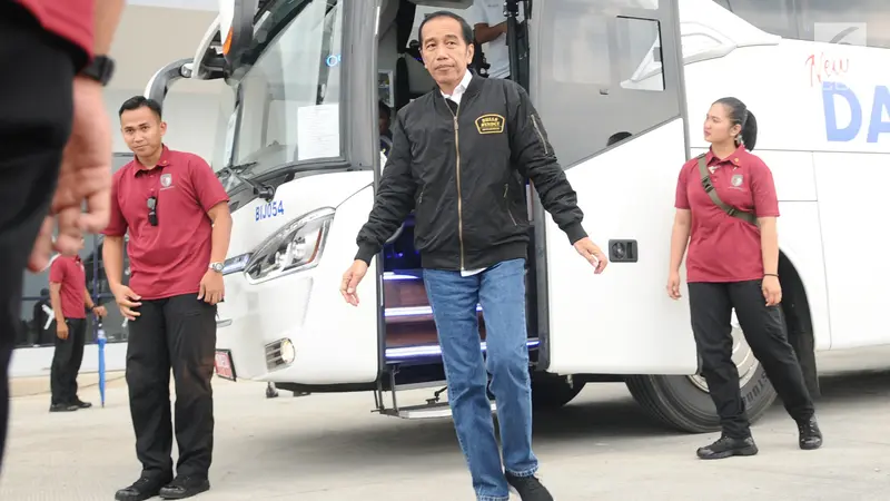 Naik Bus, Jokowi Uji Coba Tol Trans Jawa