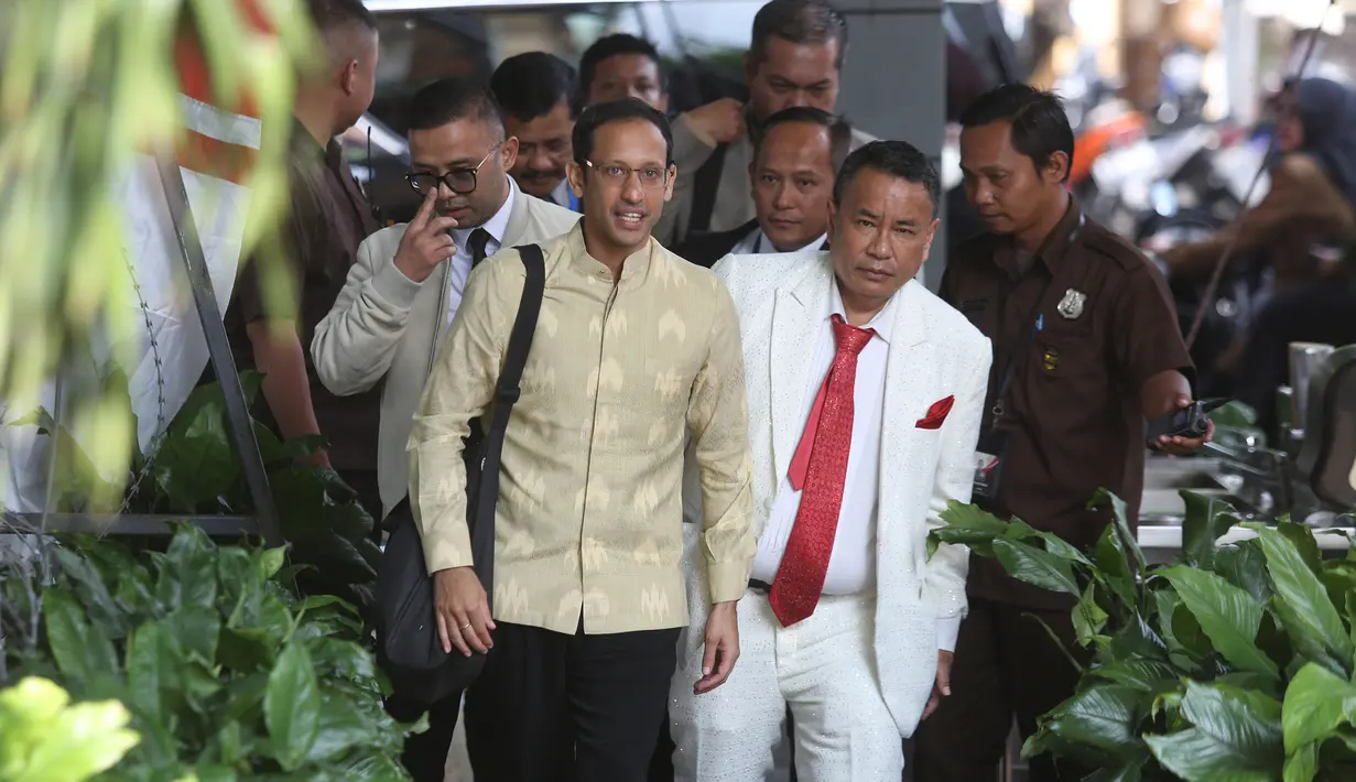 Mantan Menteri Pendidikan, Kebudayaan, Riset, dan Teknologi (Mendikbudristek) Nadiem Anwar Makarim (kiri depan) sesaat akan memasuki gedung Merah Putih Komisi Pemberantasan Korupsi (KPK), Jakarta, Kamis (7/8/2025). (merdeka.com/Arie Basuki)