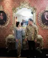Kusuma Puteri merupakan cucu perempuan dari pendiri brand kecantikan lokal Mustika Ratu. Beberapa waktu lalu, ia sempat mengunggah momen lamaran di akun Instagram pribadinya. Mari kita simak gaya anggun Kusuma Puteri berkebaya biru saat dilamar. Foto: Instagram.
