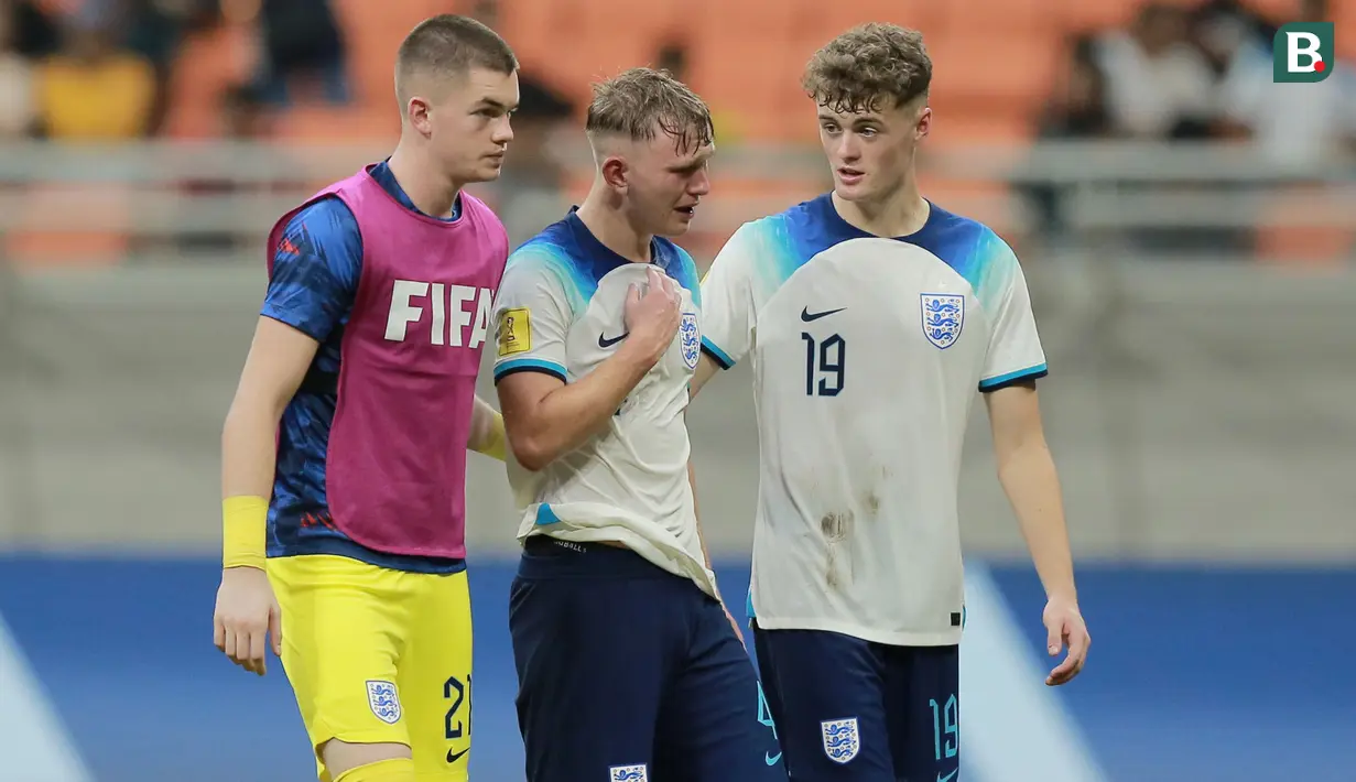 Pemain Timnas Inggris U-17,Matty Warhust (kanan) dan Finlay Herrick (kiri) berusaha menenangkan Finley McAllister yang tidak dapat menutupi kesedihannya setelah wasit meniup peluit panjang tanda pertandingan berakhir saat pertandingan babak 16 besar Piala Dunia U-17 2023 melawan Timnas Uzbekistan U-17 yang berlangsung di Jakarta International Stadium, Rabu (22/11/2023) sore WIB. (Bola.com/M Iqbal Ichsan)