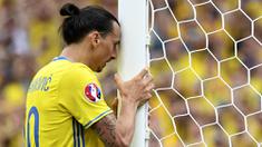 Striker Swedia, Zlatan Ibrahimovic, tampak kecewa gagal mencetak gol ke gawang Italia pada laga Grup E Piala Eropa 2016 di Stadion Municipal, Prancis, Jumat (18/6/2016). (AFP/Jonathan Nackstrand)