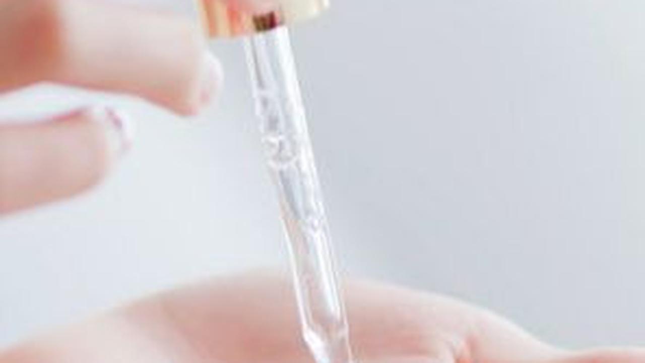 2. Pilih Serum dengan Kandungan AHA untuk Kulit Kering dan Beruntusan<br>