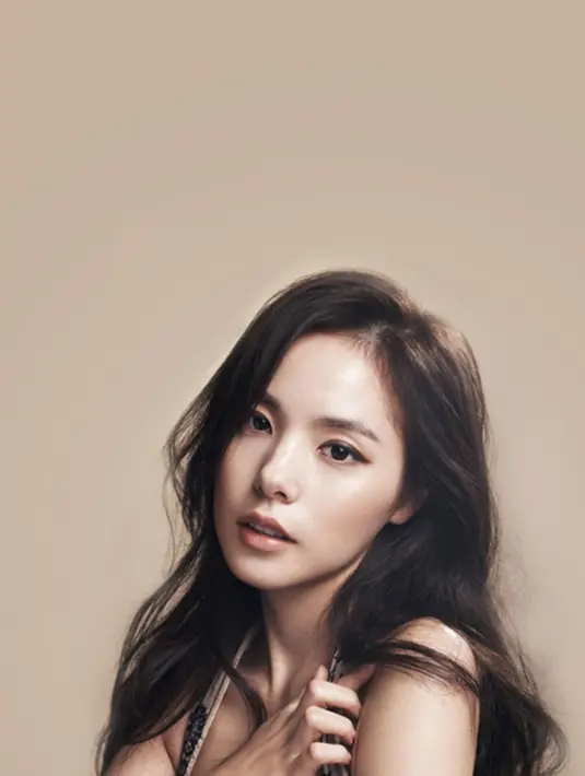 Min Hyo Rin. Aktris yang berkencan dengan anggota Big Bang, Taeyang ini mengatakan pada tahun 2012 ia menjalani operasi kelopak mata, namun hidungnya bukan merupakan hasil operasi plastik. (via dramafever.com)
