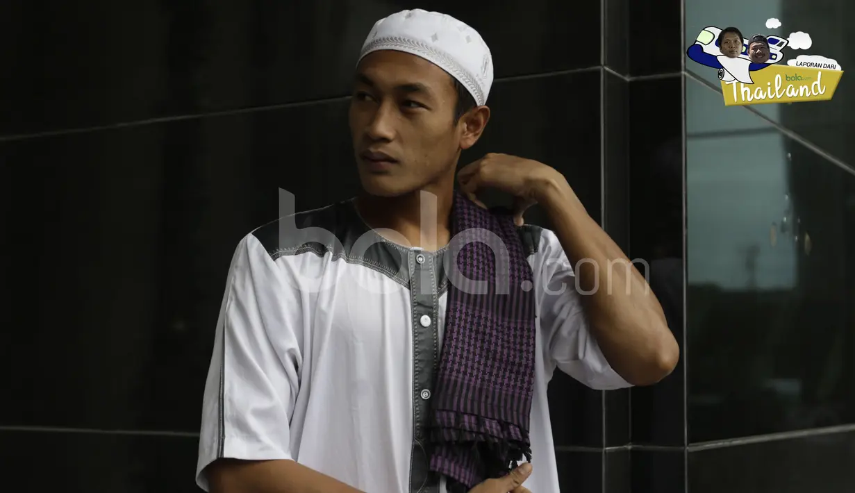 Bek Timnas Indonesia, Hansamu Yama Pranata, terlihat modis dengan mengenakan baju muslim saat sholat Jumat di Hotel Grand Fourwings, Bangkok, Thailand, Jumat (16/12/2016). (Bola.com/Vitalis Yogi Trisna)