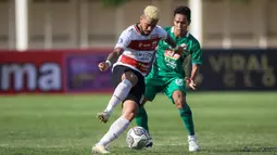 Penyerang Madura United, Rafael Silva (kiri) berebut bola dengan Misbakus Solikin saat laga pekan keempat BRI Liga 1 2021/202 di Stadion Madya, Jakarta, Sabtu (25/09/2021). (Bola.com/Bagaskara Lazuardi)