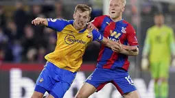 Gelandang Southampton James Ward-Prowse berebut bola dengan gelandang Crystal Palace Will Hughes pada pertandingan pekan ke-17 Liga Inggris di Selhurst Park, Kamis (16/12/2021) dini hari WIB). Laga antara Crystal Palace vs Southampton berbagi poin dengan skor akhir 2-2.  (Adam Davy/PA via AP)