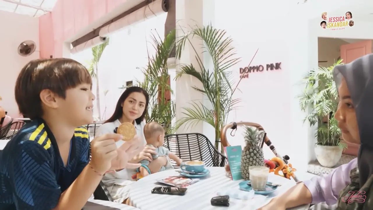 Jessica Iskandar dan keluarga mengenai kehidupan di Bali (Foto: Screenshot YouTube Jessica Iskandar EL JEDAR DAN DON SARAPAN JAJANAN SD VERSI BALI, ENAKAN DI JAKARTA ?)