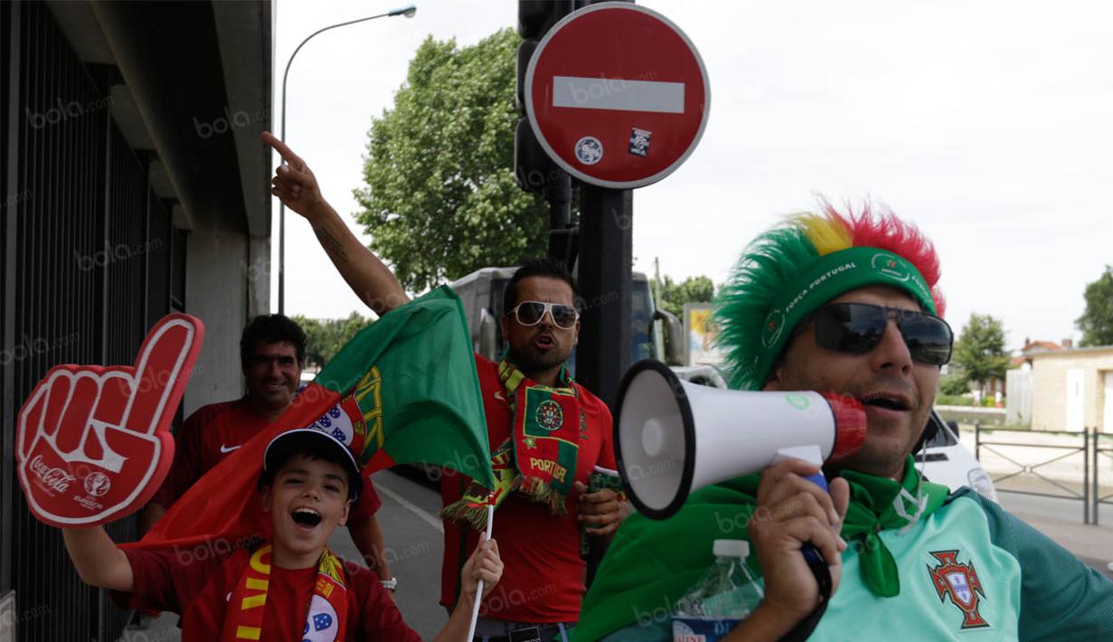 Dengan antusias para pendukung Portugal bertandang ke markas lawannya timnas Prancis pada laga final Piala Eropa 2016. (Bola.com/Vitalis Yogi Trisna)