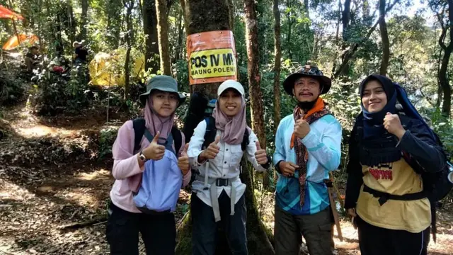 Pendaki dalam perjalanan menuju puncak Gunung Malabar di Jawa Barat