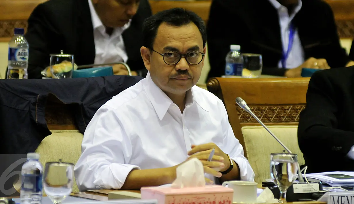 Menteri ESDM, Sudirman Said saat mengikuti rapat kerja dengan Komisi VII DPR RI di Kompleks Parlemen, Senayan, Jakarta, Senin (25/1/2016). (Liputan6.com/Johan Tallo)