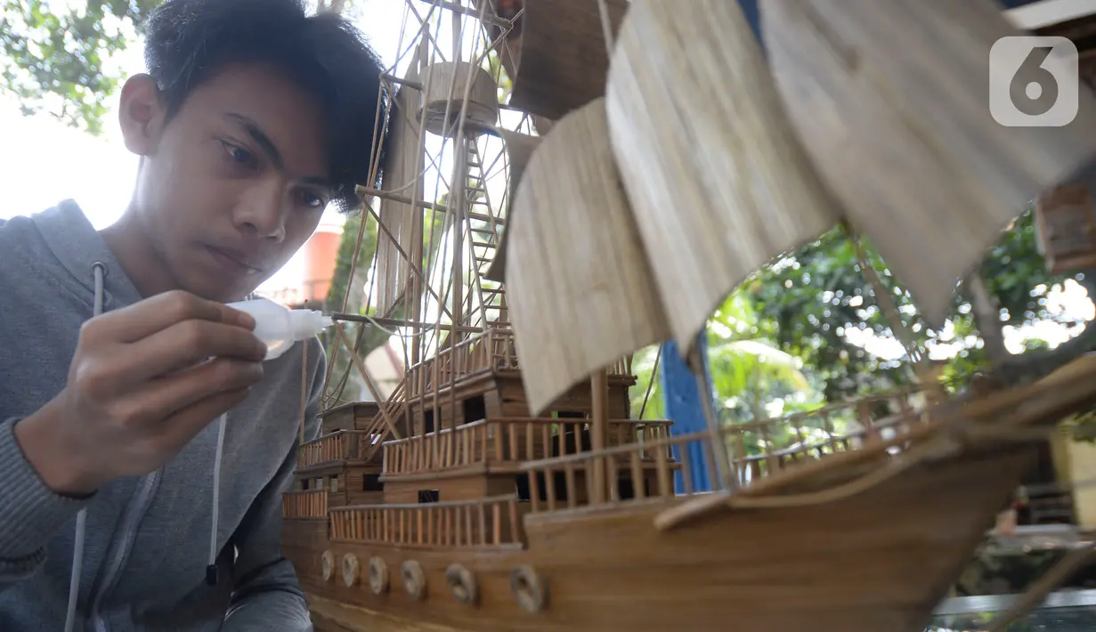 Perajin menyelesaikan pembuatan miniatur kapal pinisi yang terbuat dari limbah bambu di Pondok Benda, Pamulang, Tangerang Selatan, Senin (09/11/2020). Kerajinan berbahan bambu bekas yang dijual dengan harga berkisar Rp.50 ribu hingga Rp.250 ribu tergantung ukurannya. (merdeka.com/Dwi Narwoko)