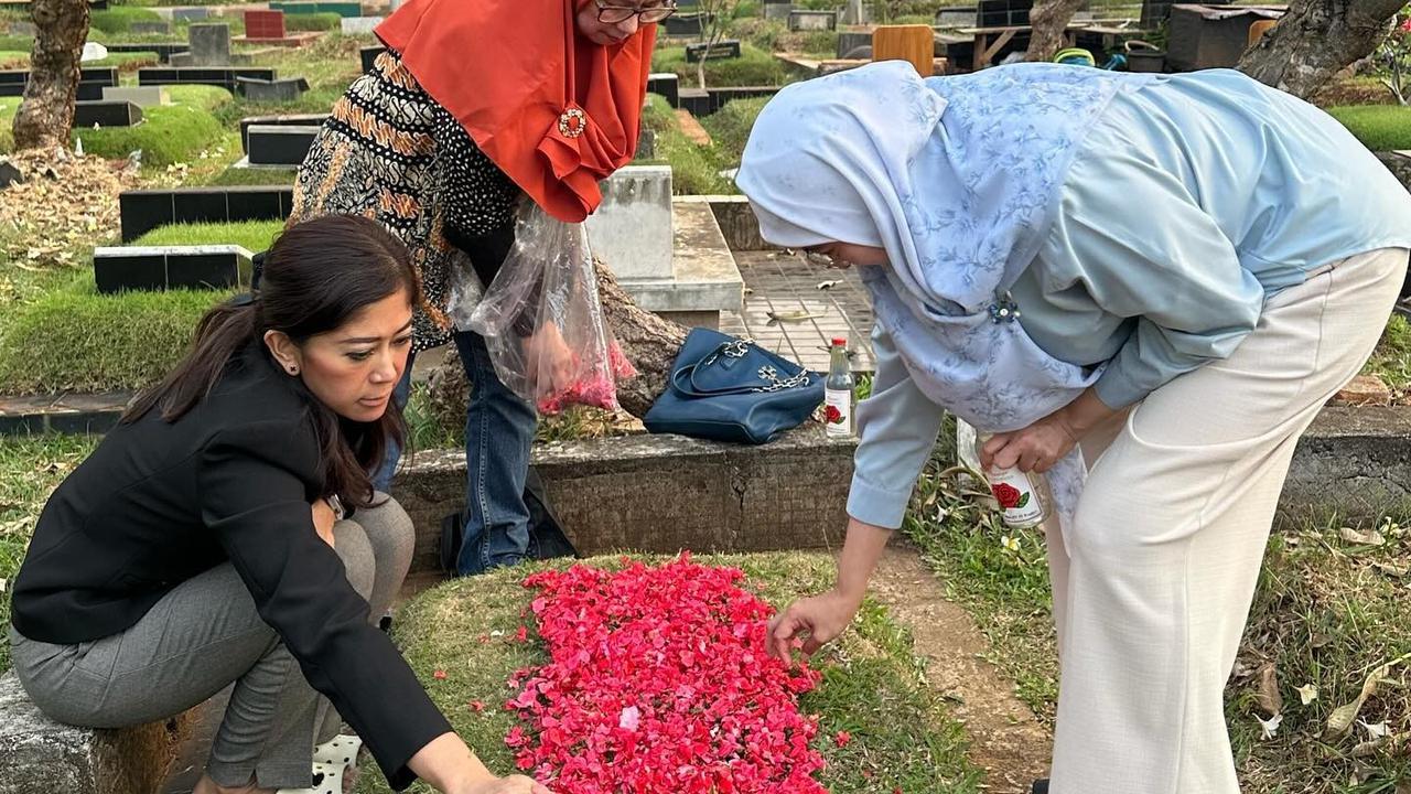 Sebelum Dilantik Jadi Menteri, Potret Meutya Hafid Ziarah Kubur Ortu 'Tetap Sehat
