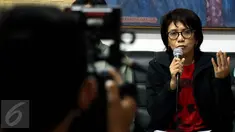 Istri mendiang Munir, Suciwati memberikan keterangan pers Ultimatum Suciwati untuk Presiden terkait hilangnya laporan Tim Pencari Fakta (TPF) kasus pembunuhan aktivis Munir, di Kantor Kontras, Jakarta, Rabu (19/10). (Liputan6.com/Johan Tallo)