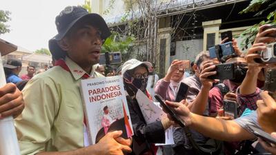 Belasan Warga Demo Bentangkan Spanduk di Rumah Jokowi