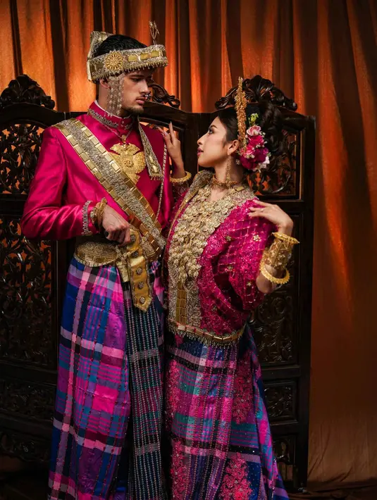 Tak hanya itu, mahkota siger keemasan dengan detail menjulang tinggi di bagian kepala menjadi statement utama yang membuat look Jennifer terlihat dramatis sekaligus anggun. [@jennifercoppenreal20].
