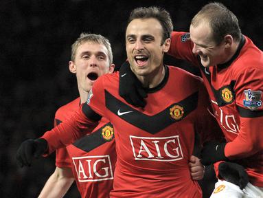Manchester United sukses meminang Dimitar Berbatov pada hari terakhir bursa transfer 2008, mengalahkan sang rival sekota, Manchester City. Di Old Trafford, Berbatov mampu tampil apik dengan memenangkan Piala Dunia Antarklub FIFA, Liga Inggris, dan Piala EFL. (AFP/Andrew Yates)