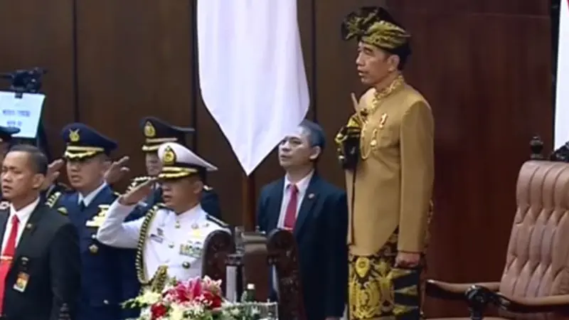 Jokowi dengan baju adat Sasak, Nusa Tenggara Barat. (Liputan6.com/Lizsa Egeham)