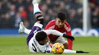 Bek Manchester United asal Argentina #06, Lisandro Martinez (kanan), dan penyerang Bournemouth asal Brasil #09, Evanilson (kiri), berebut bola selama pertandingan Liga Primer Inggris antara Manchester United dan Bournemouth di Old Trafford di Manchester, Inggris barat laut, pada 22 Desember 2024. (Darren Staples/AFP)