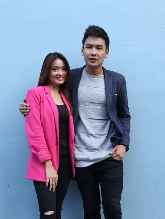 "Persiapan sudah 90 persen. Mental sih udah harus siap. Semuanya sudah siap. Dari Gaun, look-nya, tempat, semuanya.  Yang 10 persen paling tinggal finishing dekor dikit-dikit aja. Baju tinggal sekali fitting lagi," tutur Fendy. (Nurwahyunan/Bintang.com)