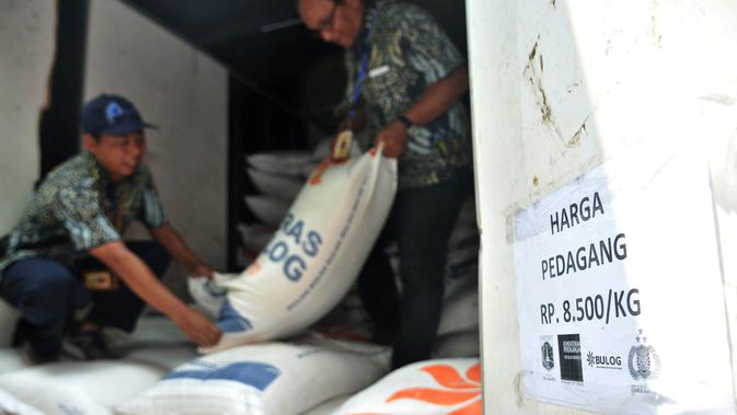 Petugas menurunkan beras jenis medium saat Operasi Pasar Beras di Pasar Induk Beras Cipinang, Jakarta, Kamis (22/11). Perum Bulog dan PT Food Station hari ini menggelar operasi pasar beras medium seharga Rp 8.500 per kg. (Merdeka.com/Iqbal S. Nugroho)