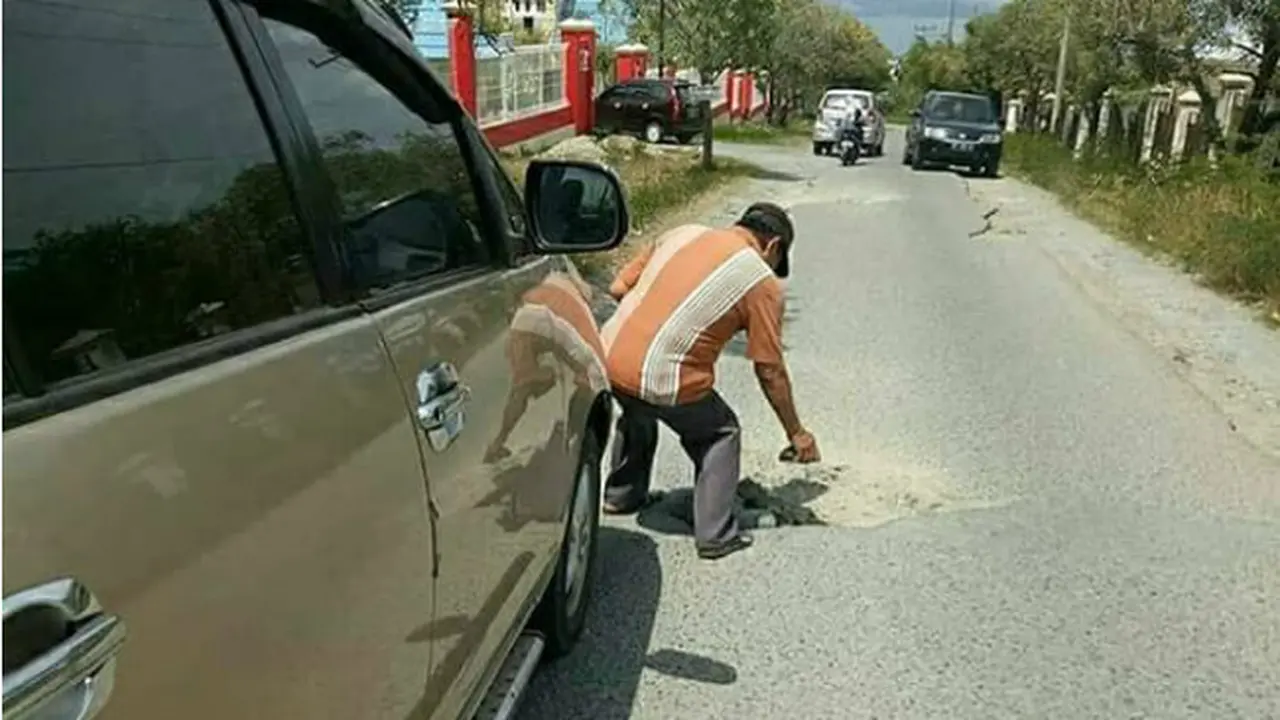 Aksi Heroik Dosen Menambal Jalan di Palu Menuai Pujian