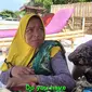 Pedagang di Lombok viral karena jual sarung pakai tiga bahasa. (dok. tangkapan layar video TikTok @voluptuous_chickenlegs/https://www.tiktok.com/@voluptuous_chickenlegs/video/7317991839917673729)