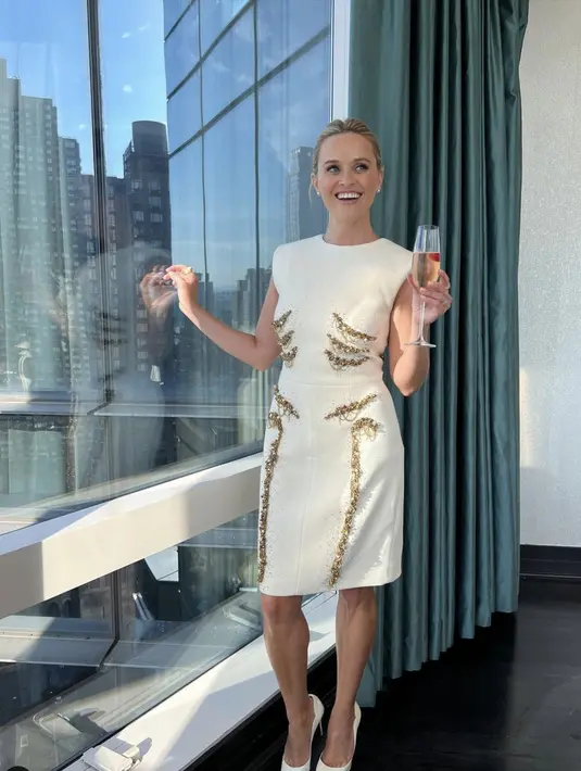 Untuk acara formal, ia juga lebih memilih tampilan makeup yang modern. Bahkan paduan nuansa nude sukses ia andalkan. [Foto: Reese Whiterspoon/ Instagram]