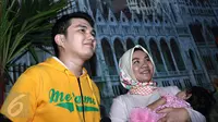 Aldi Taher bersama istri menjawab pertanyaan wartawan usai mengisi acara di kawasan Mampang, Jakarta, Rabu (4/1). Aldi mengaku sedang dalam proses penyembuhan kanker getah bening. (Liputan6.com/Herman Zakharia)