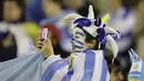 Suporter Uruguay mengambil gambar dengan smartphone saat timnya melawan Argentina  pada laga kualifikasi Piala Dunia 2018 di Montevideo, Uruguay, (31/8/2017). Argentina bermain imbang 0-0. (AP/Natacha Pisarenko)